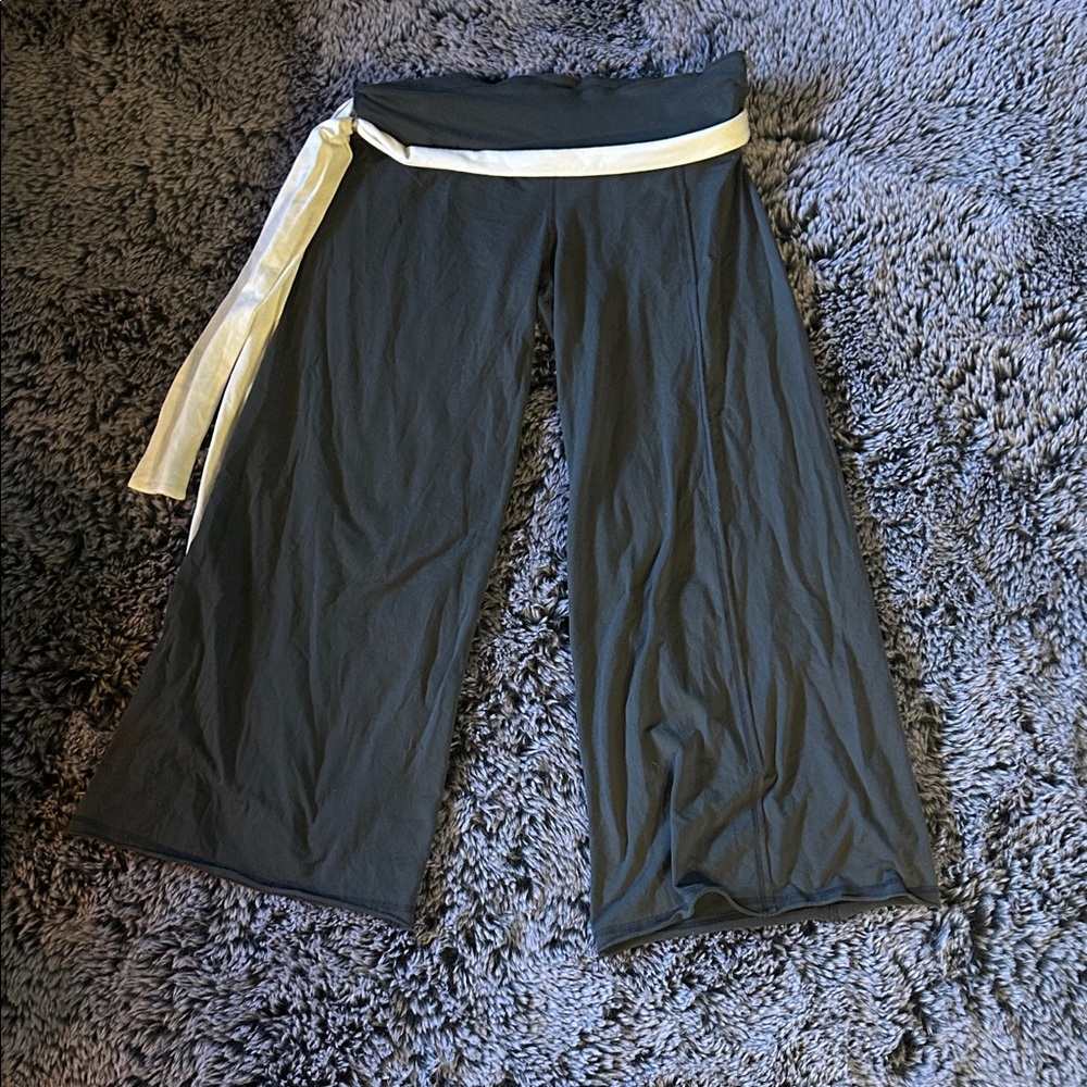 Lululemon Athletica Gray Capri Wide leg Pants with removable White Sash